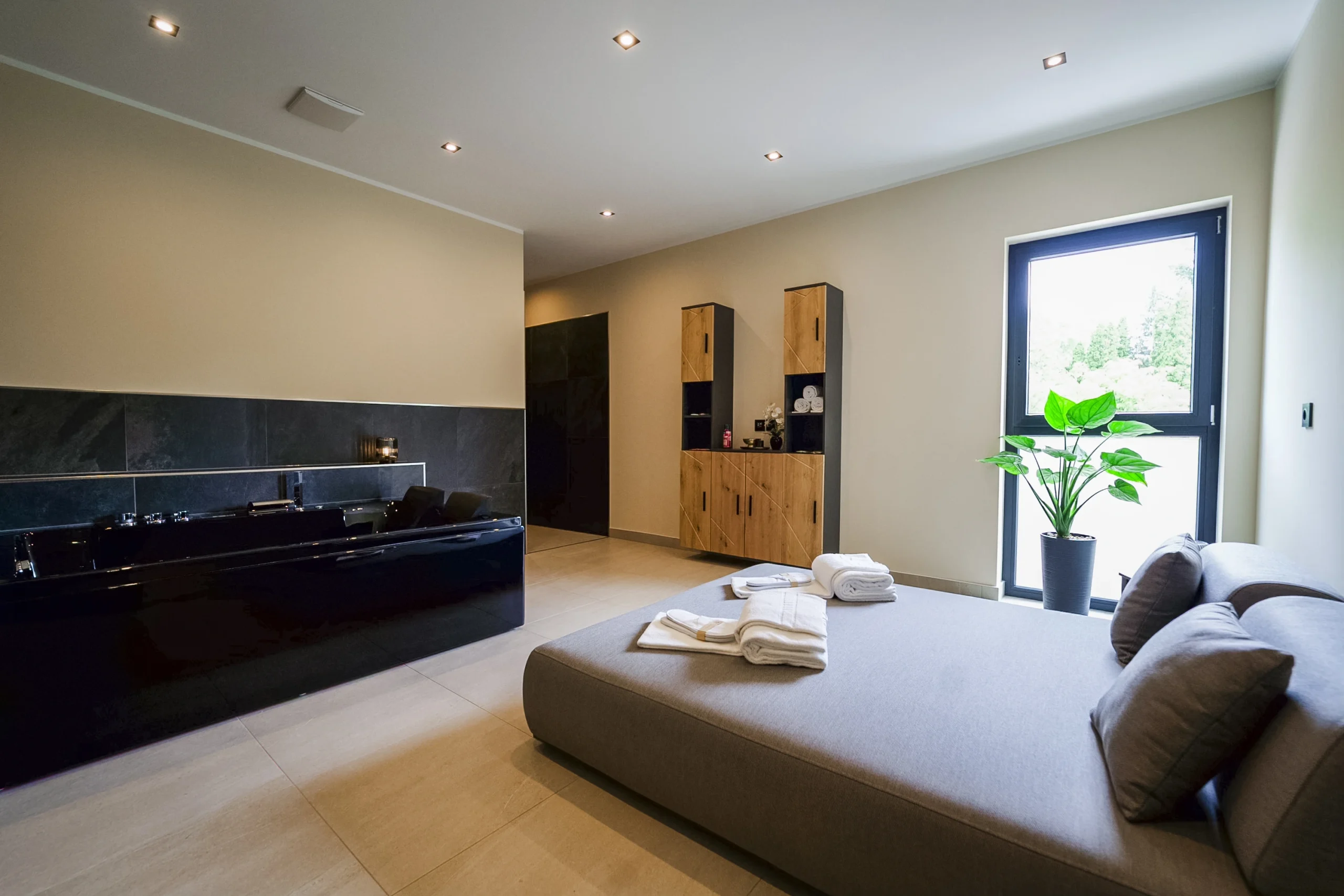 Privater Spa-Bereich mit Whirlpool in einem Bernstein Hotel