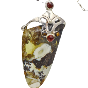 Ein seltenes Unikat, Bernsteinanhänger 925er Silber mit 4mm Rindsleder im 3D Display