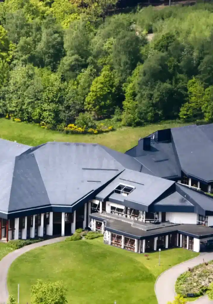 Außenansicht des Bernstein Landhaus Nordhelle im Sauerland mit Blick auf Dach und umgebende Natur